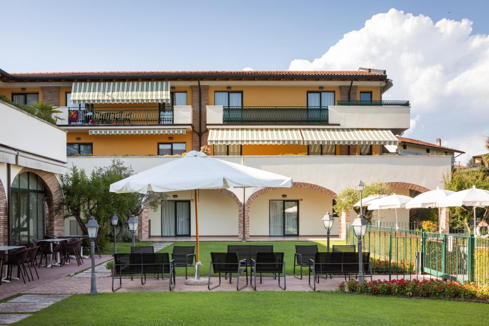 Le Terrazze sul Lago Residence&Hotel Padenghe sul Garda Esterno foto