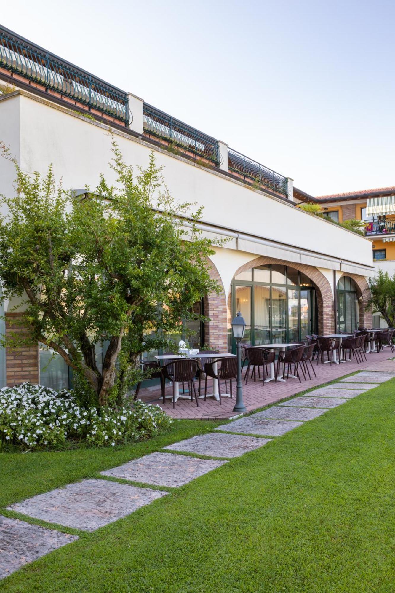 Le Terrazze sul Lago Residence&Hotel Padenghe sul Garda Esterno foto