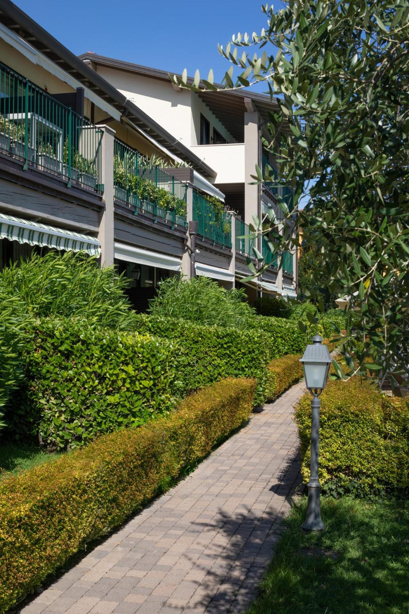 Le Terrazze sul Lago Residence&Hotel Padenghe sul Garda Esterno foto