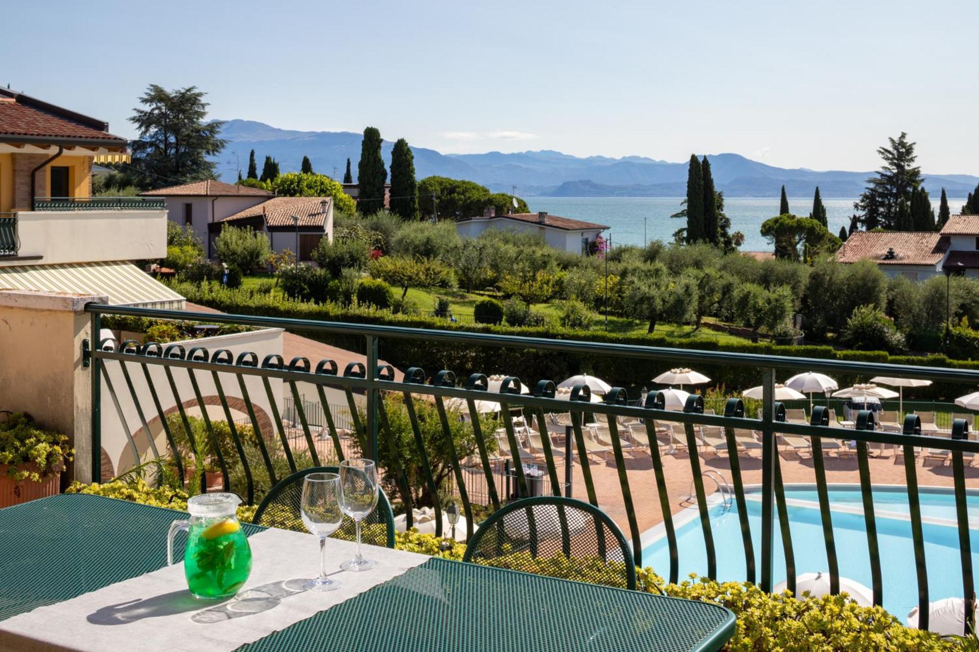 Le Terrazze sul Lago Residence&Hotel Padenghe sul Garda Esterno foto
